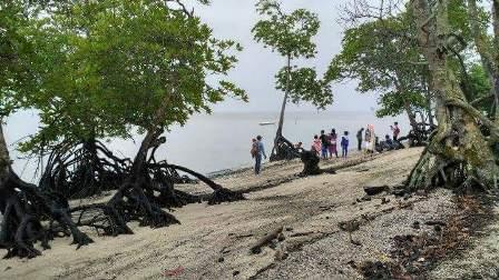 Warga Ramai Kunjungi Pantai Solop Inhil