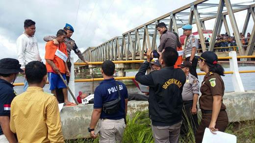 Istri Bunuh Suami Di Jembatan Jumrah Rohil Jalani Rekontruksi Bersama Mantan Suami