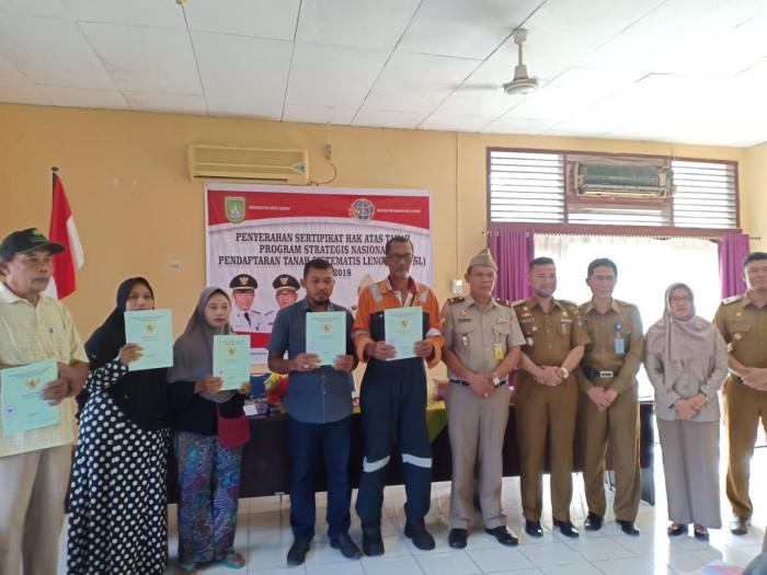 8.150 Warga Dumai Terima Sertifikat Tanah PTSL 