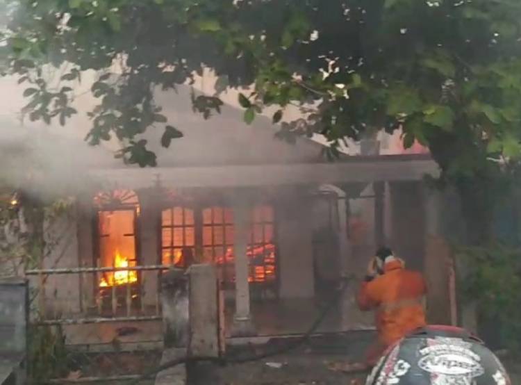 Kebakaran Ludeskan Dua Unit Rumah Permanen di Duri