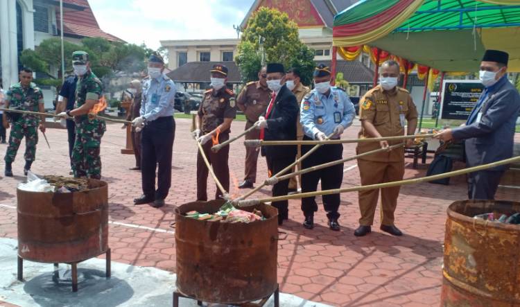 Kejari Bengkalis Musnahkan Barang Bukti Kejahatan