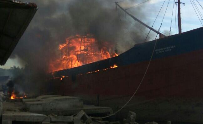 Amukan Sijago Merah Hanguskan Kapal Sembako Di Dumai