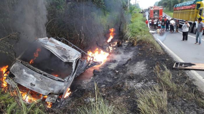 Mobil Pengangkut BBM Terbakar Di Jalan Lintas Timur Inhu