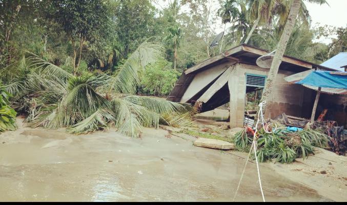 Banjir Bandang Landa Desa Petapahan, Puluhan Rumah Roboh