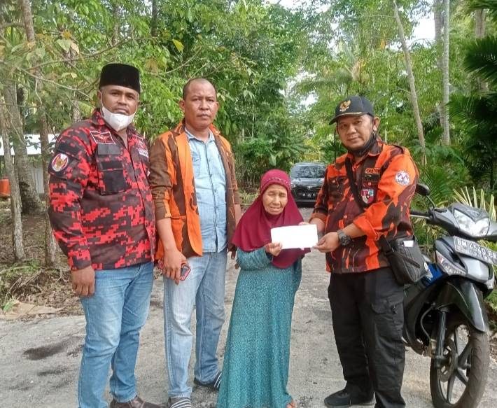 Pemuda Pancasila Bengkalis Salurkan Bantuan Korban Kebakaran