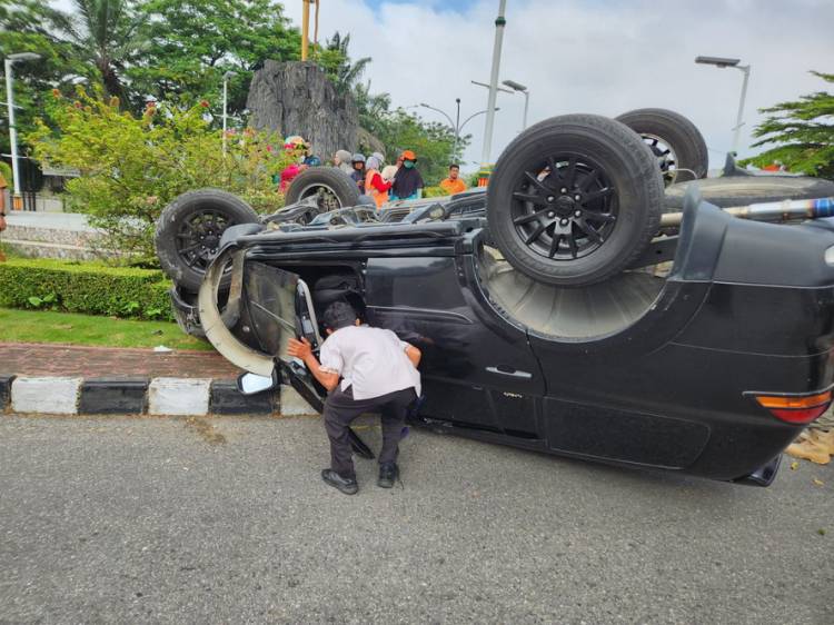 Tabrak Pagar Tugu Keris, Pajero Sport Terbalik di Jalan Dipo Pekanbaru