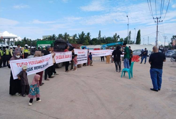 Warga Demo Keterbukaan Soal AMDAL Pembangunan Pabrik Baru di Apical Dumai
