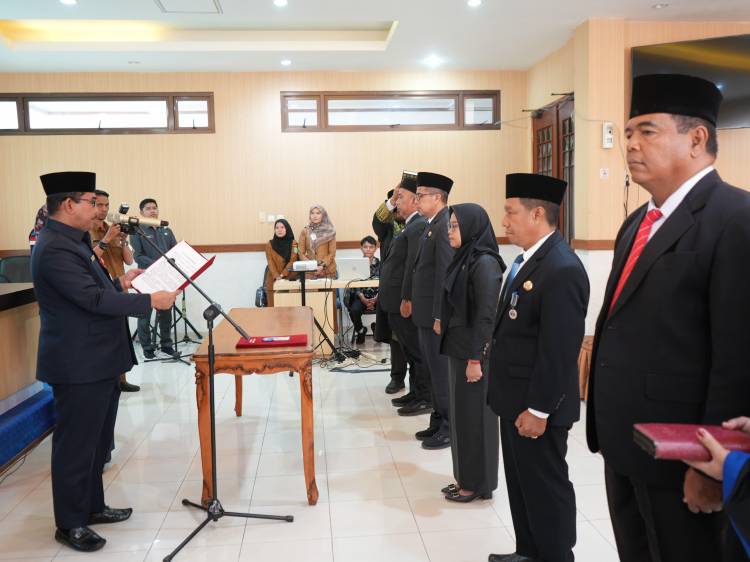 Lantik 5 Pejabat Administrator Sekda Siak Tekankan Inovasi dan Profesionalisme ASN