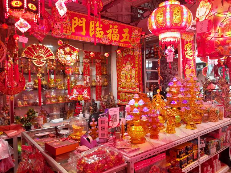 Pusat Aksesoris Imlek, Lampion dan Miniatur Shio Jadi Incaran Utama