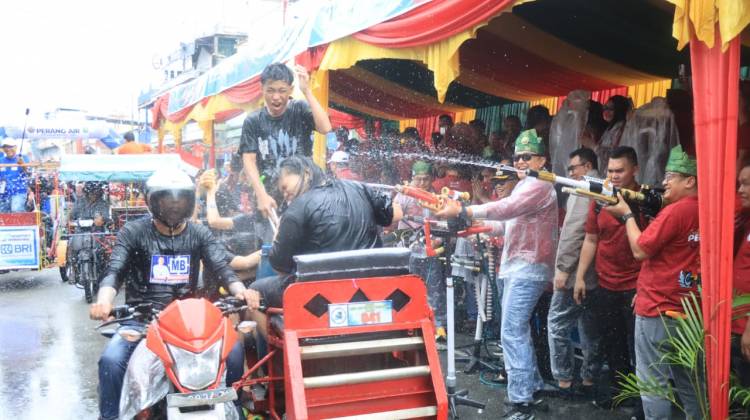 Keseruan Tanpa Batas di Festival Perang Air Selatpanjang