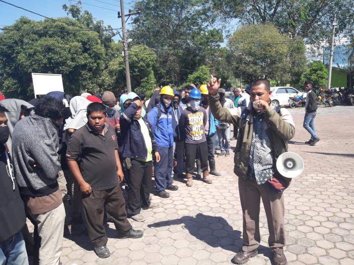 Ratusan Pekerja PT SMIP Demo Tuntut Hak di Disnaker Dumai