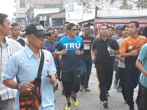 Lari Pagi Bang Sandi Uno, Masyarakat Penuhi Jalan Kota Duri, Bengkalis