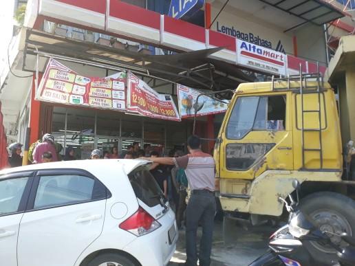 Rem Blong, Truk Angkut Cangkang Seruduk Toko dan Sejumlah Mobil di Duri