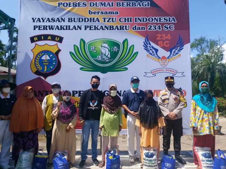 Polres Dumai Berbagi Bersama Yayasan Buddha Tzu Chi dan 234 SC