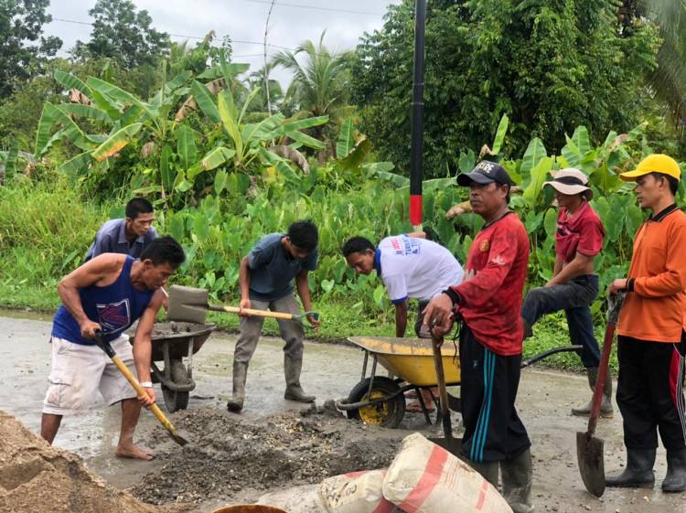 Masyarakat Pekan Arba, Tembilahan Lakukan Perbaikan Jembatan dan Jalan