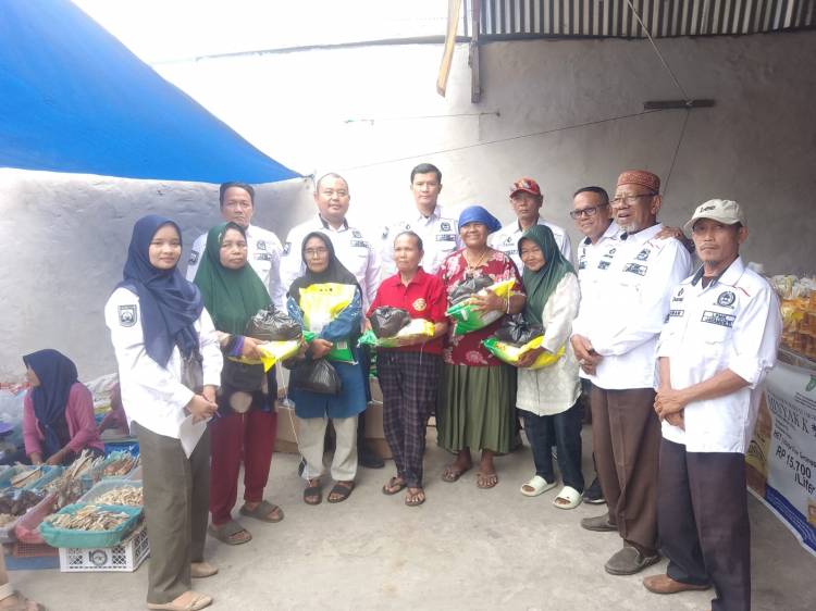 Pengurus LPMK Jayamukti Dumai Timur Salurkan Sembako untuk Pedagang
