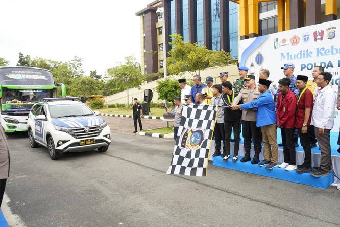 Polda Riau Berangkatkan Ratusan Pemudik ke Sumbar dan Sumut