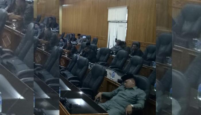 Oknum Dewan Bengkalis Tertangkap Kamera Tertidur Saat Sidang