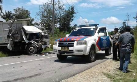 Dua Truk Tabrakan Di Tanjung Belit Rohul