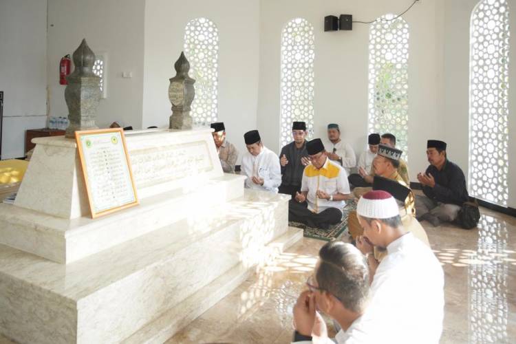 Safari Ramadhan, Bupati Inhil Dampingi Gubernur Riau Ziarahi Makam Tuan Guru Sapat