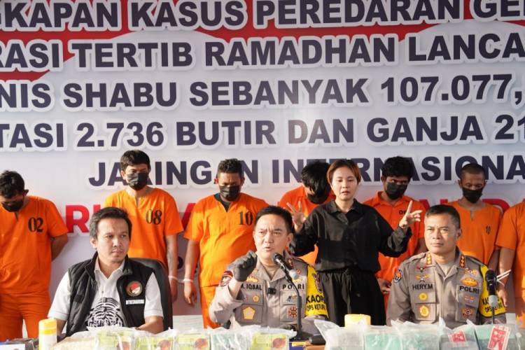 Polda Riau Gagalkan 100 Kilo Sabu, 2.736 Butir Ekstasi dan 214 Gram Ganja Siap Edar