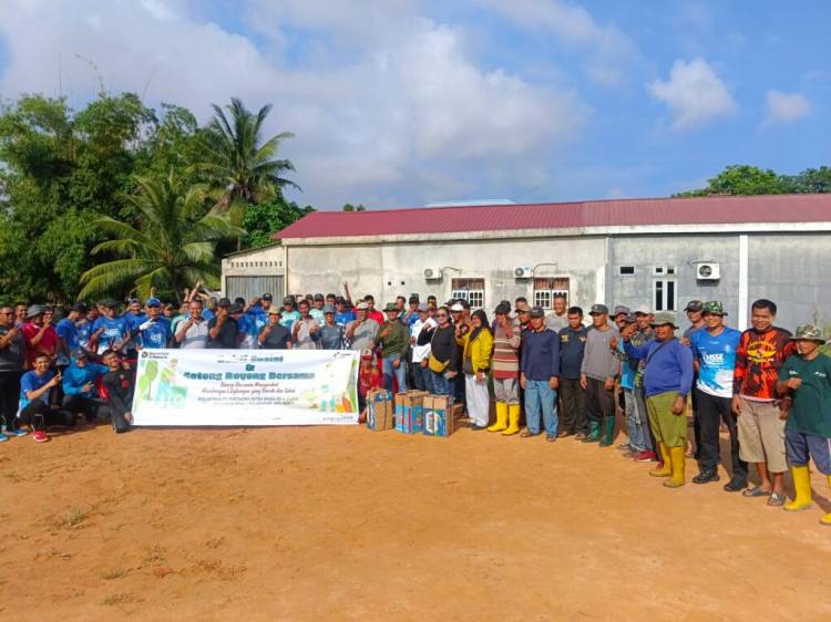 Gotong Royong Warga dan PT PPN RU II Dumai Bersihkan Jalan Kesuma