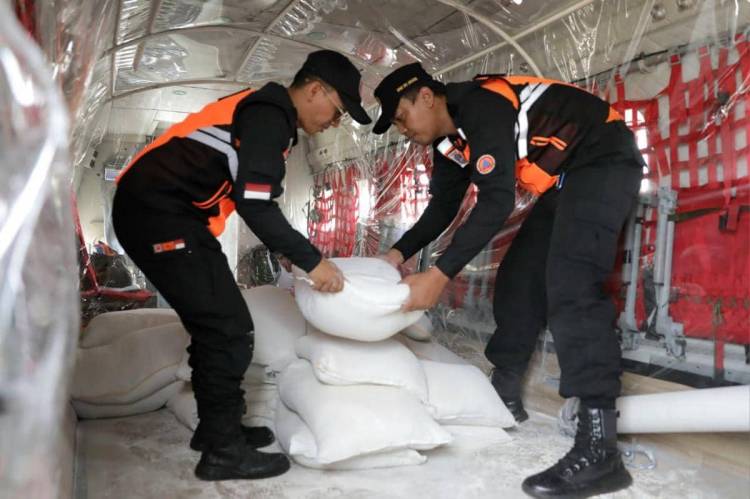 11 Ton Garam Disemai, BNPB Percepat Operasi Modifikasi Cuaca di Riau
