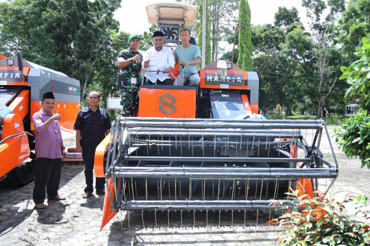 Wabup Syamsurizal Serahkan Dua Unit Mesin Panen Padi Dorong Produktivitas Petani Siak