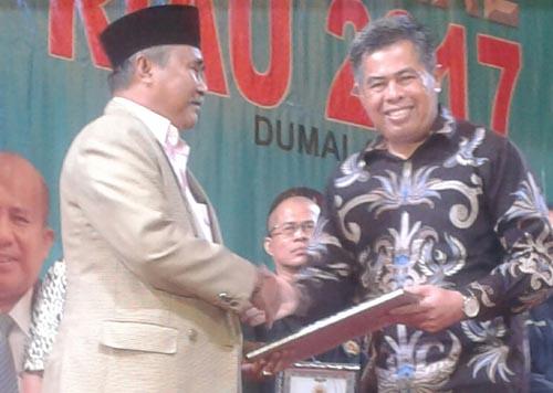 Pengabdian 25 Tahun Profesi Wartawan, Anggota DPRD Rohil Terima Award PWI