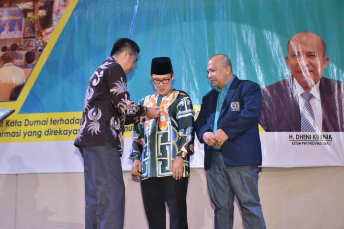 Walikota Dumai Terima Penghargaan Pin Emas HPN Riau 2017
