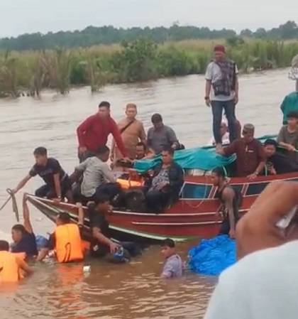 Hindari Kayu Hanyut, Speedboat Tenggelam di Inhil