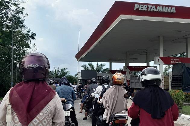 Meski Stok Diklaim Aman, Warga Siak Antre Pertalite Berjam-jam