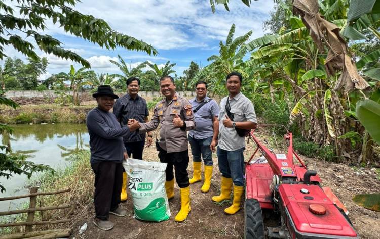 Dukung Ketahanan Pangan, Polsek KSKP Dumai Salurkan Pupuk ZA Plus ke Petani