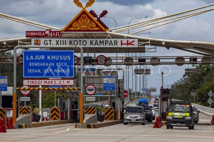 Libur Panjang, Ribuan Kendaraan Padati Tol Pekanbaru - XIII Koto Kampar Menuju Sumbar