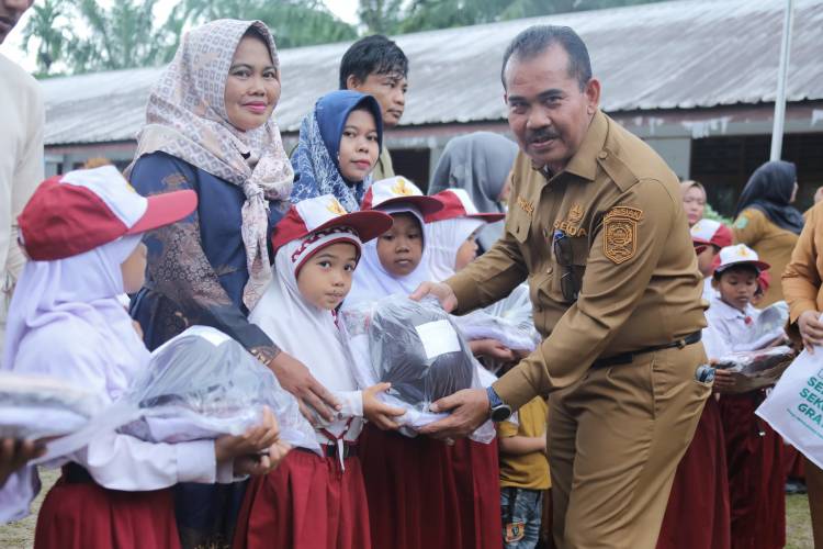 Pemkab Siak Bagikan Seragam Sekolah Gratis untuk Puluhan Siswa di Sungai Apit
