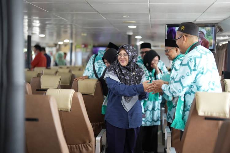 Bupati Afni Lepas 257 Jemaah Calon Haji Siak Bertolak ke Batam