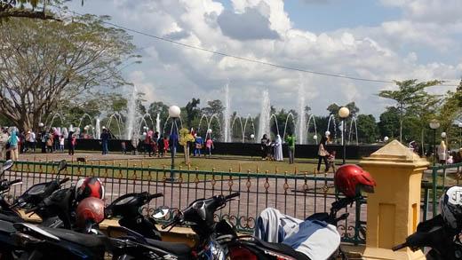 Wisatawan Siak Nikmati Air Mancur Joget
