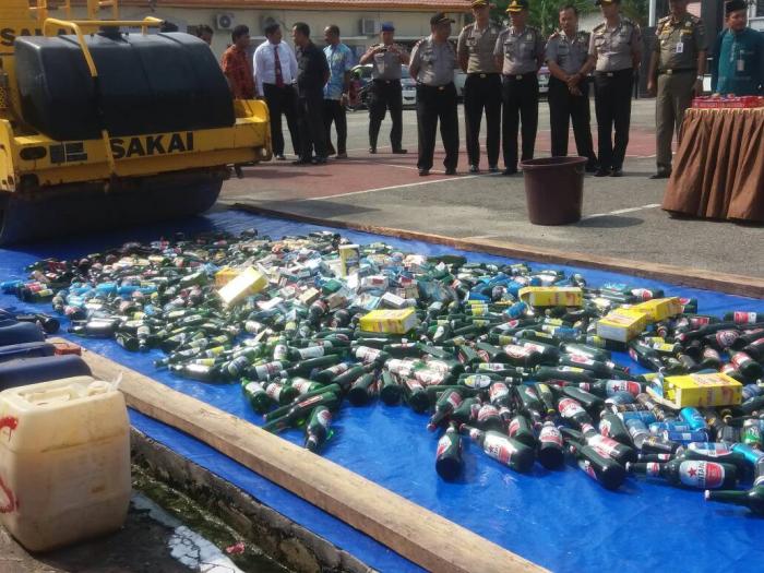 Ratusan Miras Hasil Operasi Ramadniya 2017 Dimusnahkan Polres Dumai