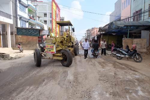 Wabup Inhil Tinjau Proses Perbaikan Jalan Rusak Kota Tembilahan
