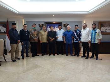 Pilkada Siak, DPP PAN Serahkan SK Pasangan Alfedri dan Husni