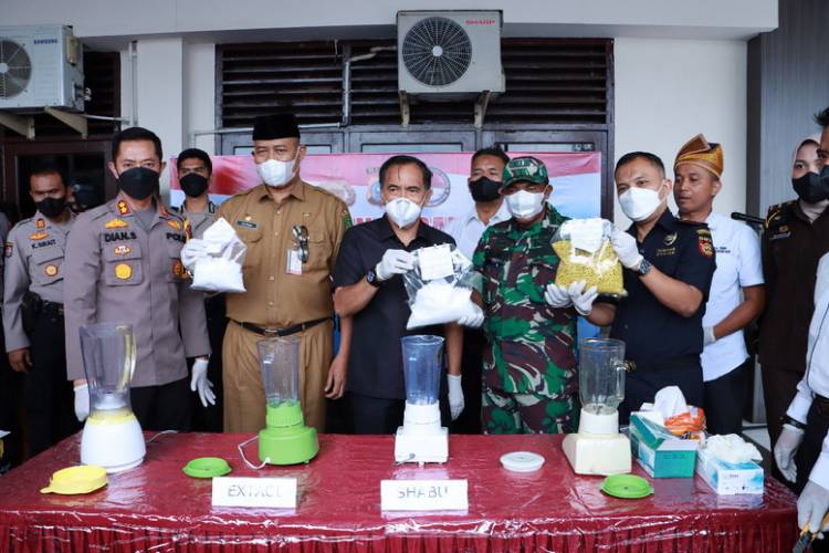 Polres Inhil Musnahkan Barang Bukti 1.4 Kg dan Ribuan Butir Extasi