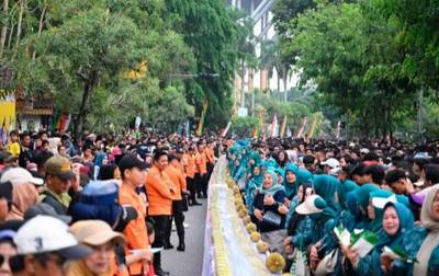 Pekanbaru Pecahkan Rekor MURI dengan Kue Ketan Talam Durian 1 Kilometer