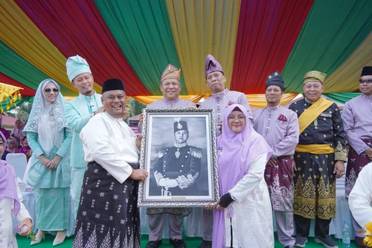 Bupati Siak Tunjukkan Dukungan, Pimpin Kafilah pada Pawai Ta'aruf MTQ Riau