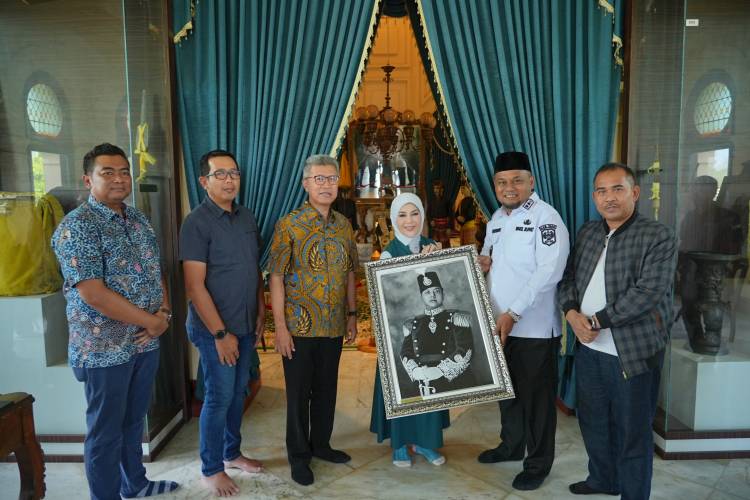 Wabup Syamsurizal Kenalkan Pesona Negeri Istana kepada Komisaris Bank Mandiri