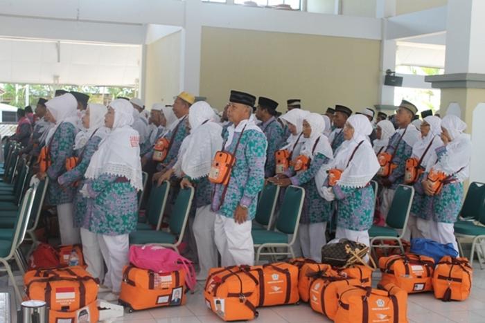 Kemenag Dumai Bagikan Koper Haji