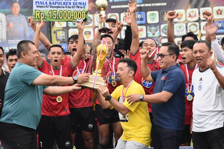 Tim AHS FC Pekanbaru Juara Open Turnamen Sepak Bola Hari Bhayangkara dan HUT PWI