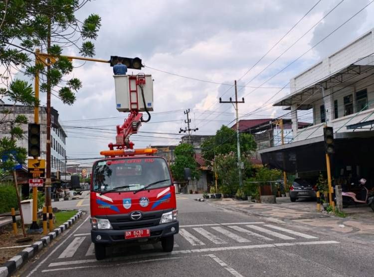 Dishub Bengkalis Gerak Cepat Atasi Korsleting Traffic Light Jalan Hang Tuah