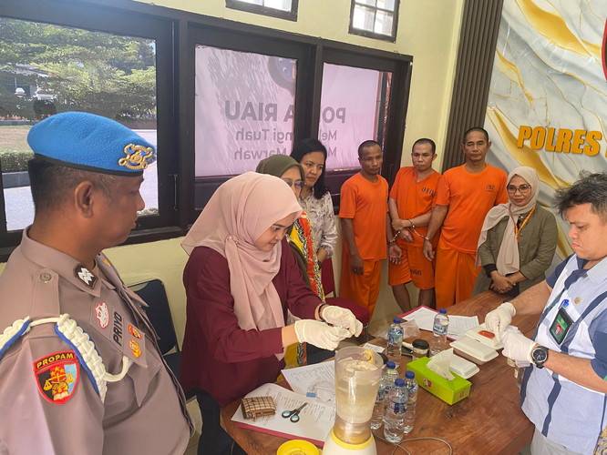 Polres Pelalawan Musnahkan Setengah Kilogram Sabu, Tiga Tersangka Hadir Saksikan