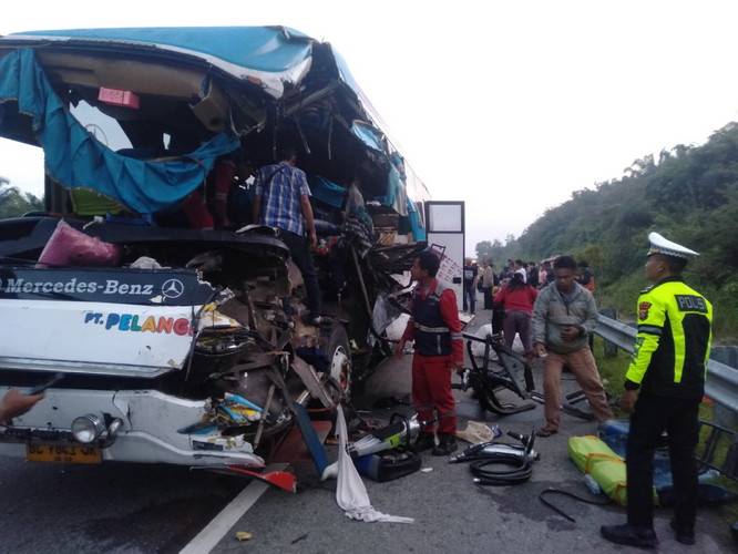 Bus Pelangi Kecelakaan di Tol Pekanbaru&ndash;Dumai, 2 Penumpang Tewas