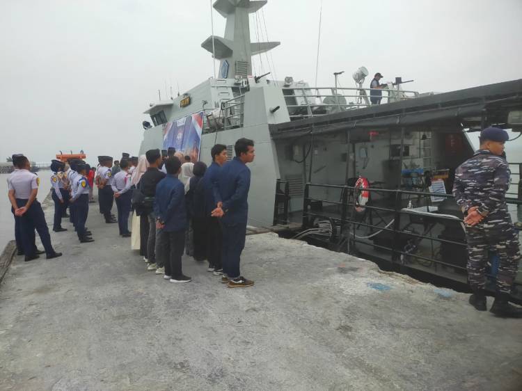 Ratusan Warga Bengkalis Antusias Kunjungi KRI Lepu-861 dalam Ekspedisi Rupiah Berdaulat